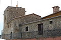 Vista lateral de la torre i l'edifici adjacent.