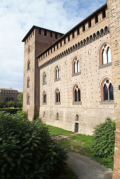 File:Castello Visconteo - panoramio (2).jpg