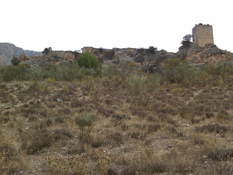 File:Castillo de Otíñar K01.jpg