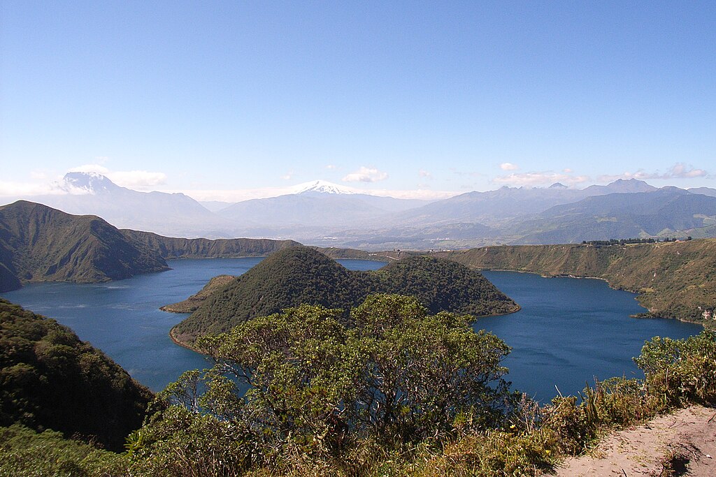 Cayambe hinter Cuicocha.JPG