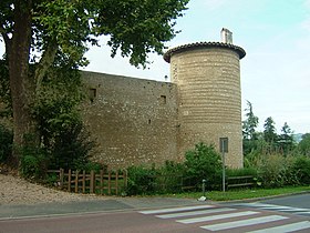 Château de St Bernard où vécut le peintre Utrillo.jpg