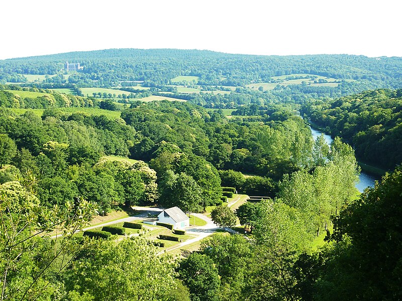 File:Châteauneuf-du-Faou 27 La vallée de l'Aulne et le château de trévarez depuis le point de vue.jpg