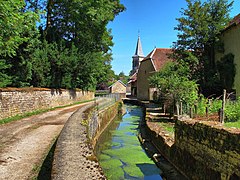 La Colombine canalisée à son entrée dans le village.