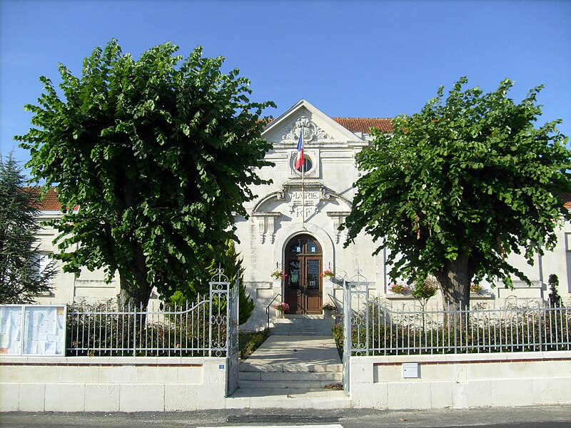 File:Chenac-Saint-Seurin-d'Uzet mairie.jpg