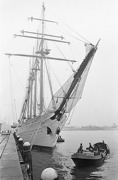 File:Chileens marineopleidingsschip Esmeralda afgemeerd aan Stenen Hoofd . De Esme, Bestanddeelnr 921-2786.jpg