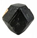 Klorit, psevdomorf po granatu; velikost: 35 × 31 × 27 mm