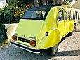 Une jolie Citroën 2 CV 6 Spécial jaune produite entre 1979 et 1983. Elle a un moteur bicylindre à plat de 602 cm3 refroidi par air, avec un carburateur Solex simple corps. Il développe 33 chevaux à 6750 tr/mn (3 cv fiscaux). Il est couplé à une boîte de vitesses à 4 rapports synchronisés, embrayage centrifuge en option. La voiture pèse 575 kg et sa vitesse maxi est de 110 km/h.