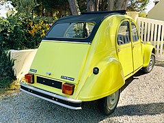 Une jolie Citroën 2 CV 6 Spécial jaune produite entre 1979 et 1983. Elle a un moteur bicylindre à plat de 602 cm3 refroidi par air, avec un carburateur Solex simple corps. Il développe 33 chevaux à 6750 tr/mn (3 cv fiscaux). Il est couplé à une boîte de vitesses à 4 rapports synchronisés, embrayage centrifuge en option. La voiture pèse 575 kg et sa vitesse maxi est de 110 km/h.