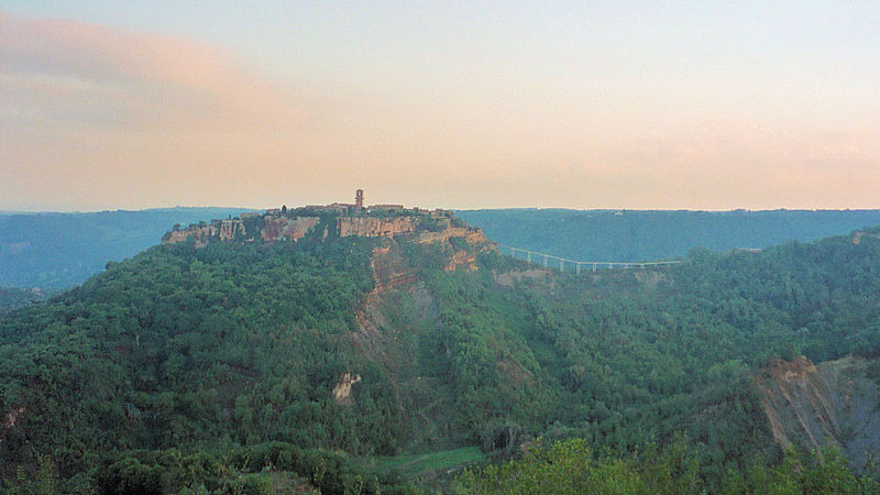 File:Civita di Bagnoregio, Virberto Province, Italy.jpg