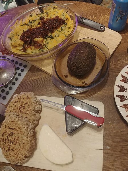 File:Clapshot, haggis, bannocks and cheese.jpg