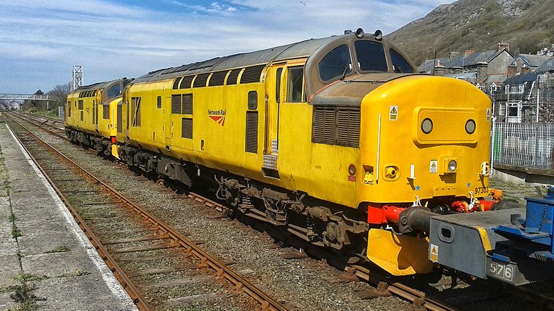 File:Class 37 No 97303 (13902340063).jpg