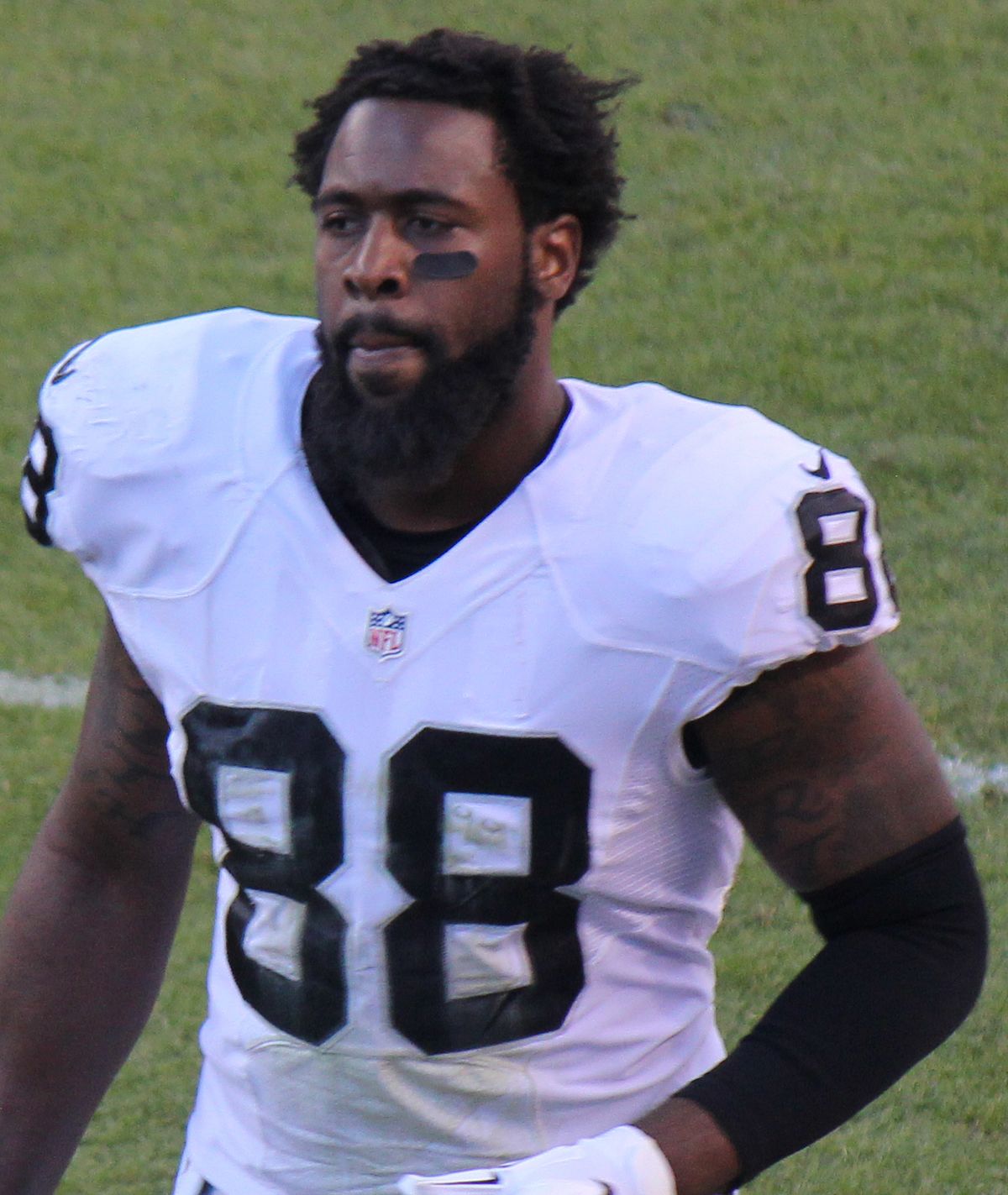 Raiders release tight end Lee Smith