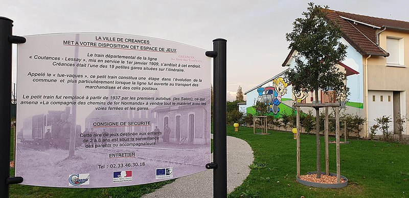 File:Créances. Aire de jeux à l'emplacement de l'ancienne gare.jpg