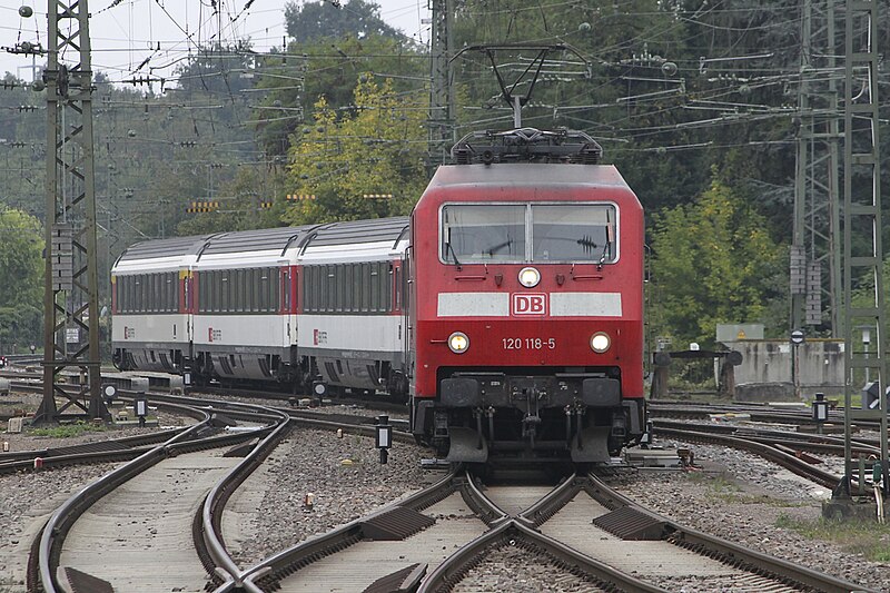 File:DB 120118-5 Singen 290913 IC187.jpg