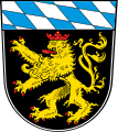 Felső-Bajorország. A pajzsfőben a bajor ruták, a pajzsban a pfalzi-bajor oroszlán. A rutákat 1204-től kimutathatóan a Bogen grófok viselték. 1242-es kihalásuk után a Wittelsbachok vették fel, annak jeléül, hogy az ő régi birtokaik magva Felső-Bajorország területére esett, München székhellyel. A pfalzi oroszlán Felső-Bajorország címerében koronával, Bajorország nagycímerében anélkül szerepel.