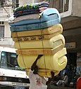 Equivalente del mozo de carga en la ciudad de Dakar (Senegal, 2007).