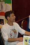 Dean Karnazes firmando libros antes de un evento de maratón en 2008
