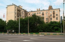 2. Dinamov kaista, nro 2/9.  Ensimmäinen neuvostovallan alainen talo vuonna 1923 Dynamon tehtaan työntekijöille.  Näkymä Novospasskin käytävältä