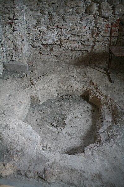 File:Dranda Cathedral font.jpg