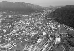 Chiasso, Blick über die schweizerisch-italienische Grenze nach Como mit See 1962