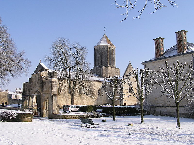 File:Eglise de Surgères.JPG