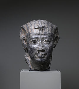 Buste de Ptolémée II selon les canons de l'art de l'Égypte antique.