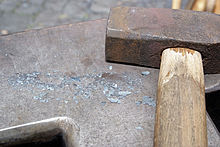 Kaminholz stapeln, Metallbeispiel: verzunderter Stahl