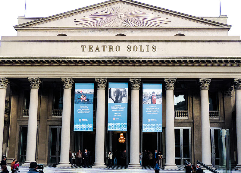 File:El Teatro Solis en todo su esplendor.jpg