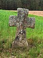 Sühnekreuz aus Granit mit Darstellung des Gekreuzigten und des heiligen Johannes