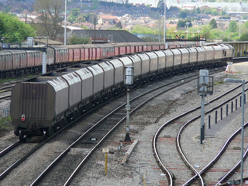 File:Empty coal wagon train east of Bristol Parkway 2006-05-03 02.jpg