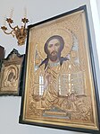 Två östortodoxa ikoner föreställande Jungfru Maria med Jesusbarnet (vänster) och Jesus (höger).
