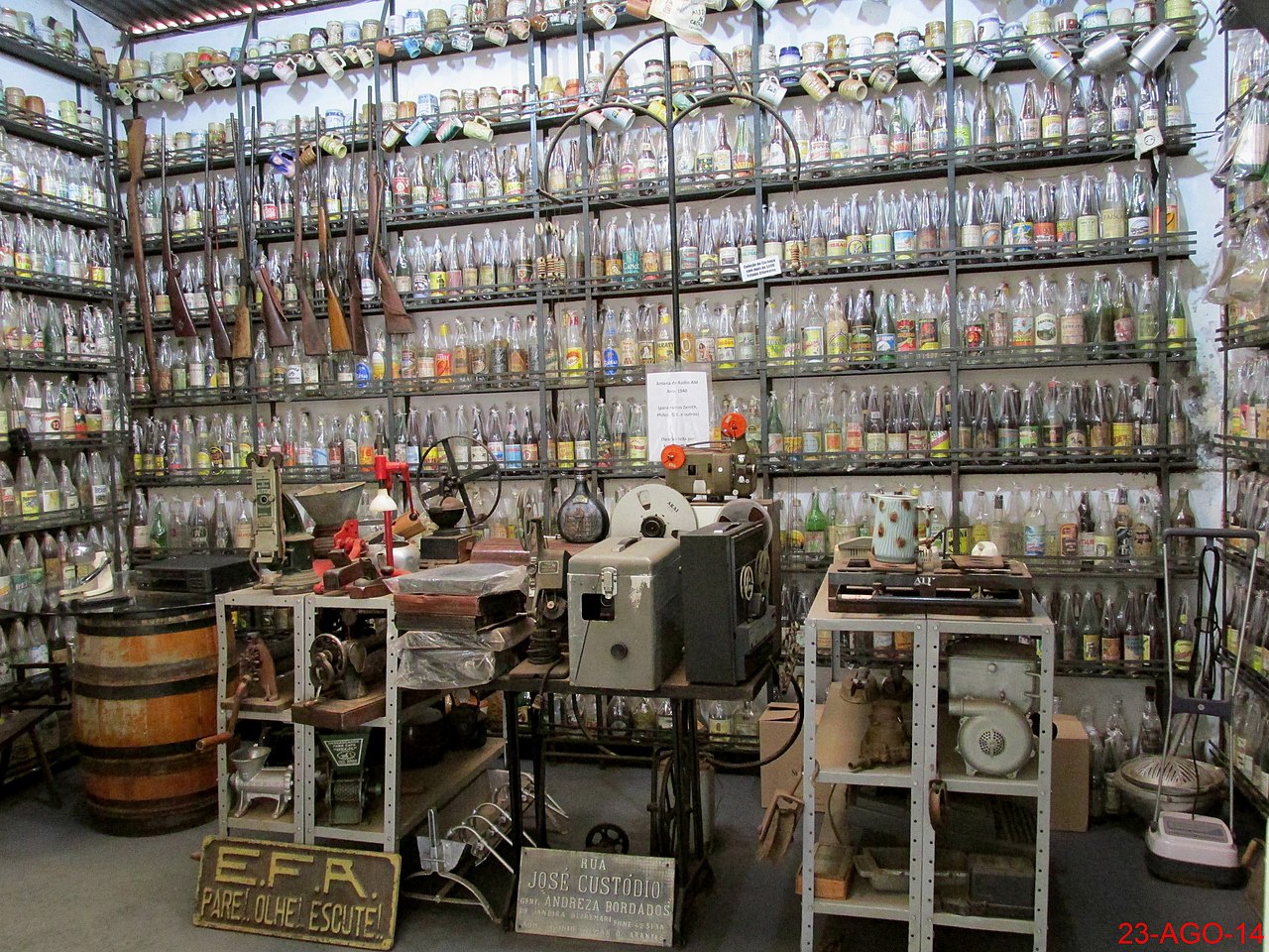 Ficheiro:Entrada do antiquário no Engenho Santo Mario em Catanduva-SP. O  Museu da Cachaça, anexo ao Engenho, com mais de 5000 garrafas da bebida e  um pequeno acervo de antiguidades em exposição. -