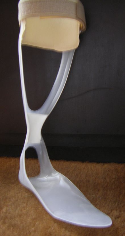 An Orthopedic device like this also known as a drop foot orthosis has only one functional element for lifting the forefoot in order to compensate for a weakness in the dorsiflexors. If other muscle groups, such as the plantar flexors, are weak, additional functional elements must be taken into account. An ankle-foot orthoses (AFO) of the drop foot orthosis type is therefore not suitable for the care of patients with weakness in other muscle groups.