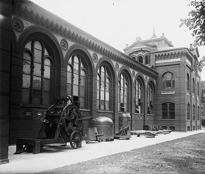 File:Exhibits at Nat'l Museum.jpg