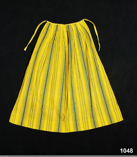 File:Förkläde i bomullsrips, gul botten med mörkblå grupperade smala ränder - Nordiska museet - NM.0001048.jpg