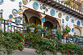 Façade de maison décorée d'assiettes et pots de fleurs en céramique émaillée, Grenade