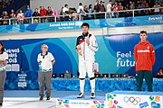 Deutsch: Fechten bei den Olympischen Jugend-Sommerspielen 2018: Tag 1, 7. Oktober 2018, Jungen, Säbel, Siegerehrung - Gold: Krisztián Rabb (HUN), Silber: Hyun Jun (KOR), Bronze: Mazen Elaraby (EGY); Medaillen überreicht durch IOC-Mitglied Britta Heidemann, Maskottchen überreicht durch FIE-Generalsekretär Emmanuel Katsiadakis English: Fencing at the 2018 Summer Youth Olympics at 7 October 2018 – Boys' sabre Medal ceremony – Gold: Krisztián Rabb (HUN), Silver: Hyun Jun (KOR), Bronze: Mazen Elaraby (EGY); Medal presenter: IOC member Britta Heidemann, Mascot presenter: FIE Secretary General Emmanuel Katsiadakis