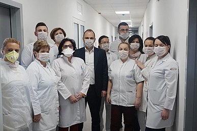 Health Minister Venko Filipce visiting the National Institute of Public Health in Skopje. Filipce visiting the laboratory.jpg