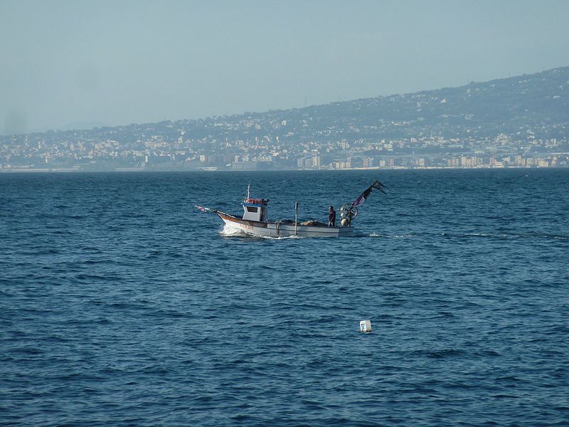 File:Fischerboot auf dem Golf von Neapel.jpg