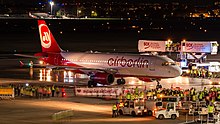 Viele Mitarbeiter von Air Berlin sind gekommen, um den letzten Flug in Berlin zu begrüßen