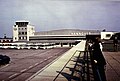 Flughafen Hannover mit dem ersten Tower aus den 1950er Jahren, 1970