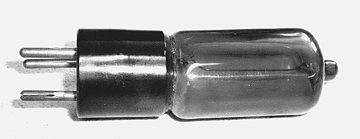 Fotocel, lengte 90 mm; de anode is een draadbeugel.