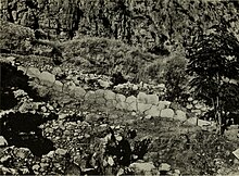 The polygonal wall, 1902 Fouilles de Delphes (1902) (14792888433).jpg