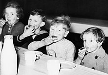 Belgian refugee children eating bread and jam, London, 1940 Four young Belgian refugees enjoy bread and jam for tea in London during 1940. D944.jpg