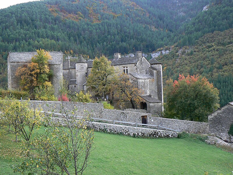 File:France Lozère Sainte-Enimie Château de Prades 02.jpg