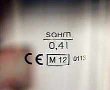 A beer glass with a fill line in compliance with the MID Fuellstrich CE Sahm.jpg