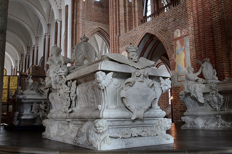 File:Funerary monument of Christian V, d. 1699, Roskilde Cathedral (36399444405).jpg