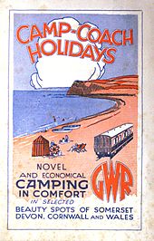 Una pintura estilizada de una línea de costa en rojo y azul con el mar a la izquierda y un vagón de ferrocarril a la derecha.  En la parte superior está el título "Campamento-Coach Holidays", y en la parte inferior dice Campamento novedoso y económico con comodidad en hermosos lugares seleccionados de Somerset, Devon, Cornwall y Gales"."