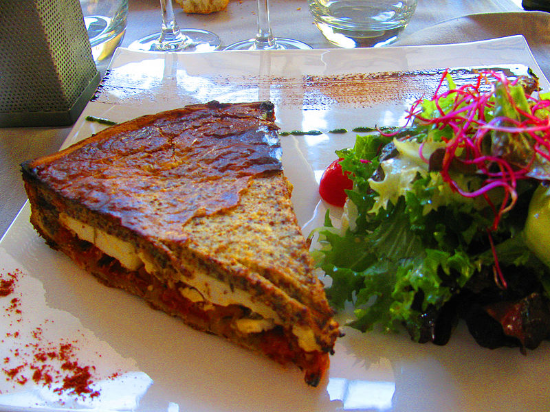 File:Gréoux-les-Bains Restaurant les Alpes Tarte au banon sur tomates et aubergine foudues.JPG