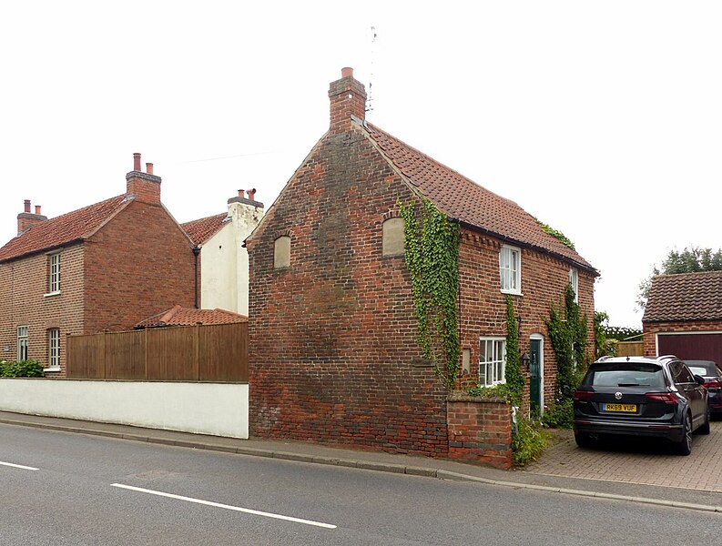 File:Green Door Cottage, Upton.jpg